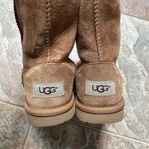 Kids size 2 Uggs. In good condition with no stains or tears